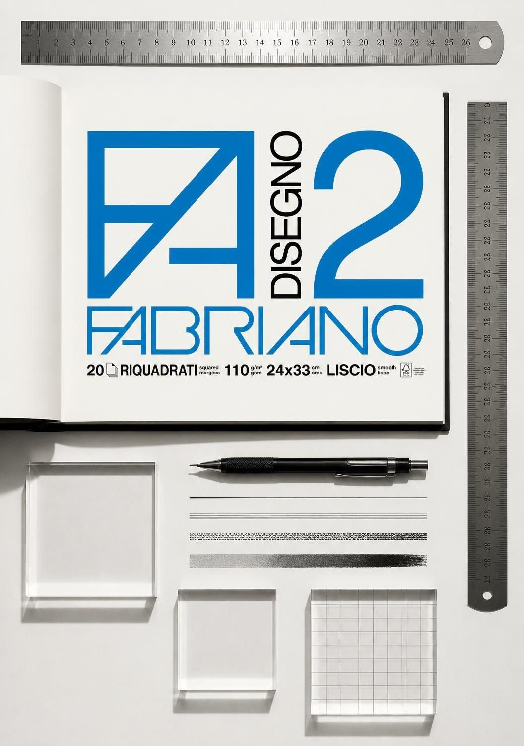 Collezione di album da disegno Fabriano F2 lisci e ruvidi con strumenti di disegno tecnico su tavolo da lavoro