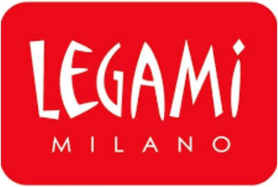 Logo ufficiale Legami Milano su sfondo rosso, sezione dedicata a penne, articoli regalo e cancelleria kawaii firmata Legami su La Cartoedicola dei Colori.