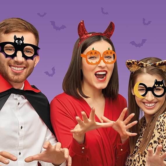 Tre ragazzi sorridenti che indossano gli occhiali Legami a forma di pipistrello, zucca e gatto nero