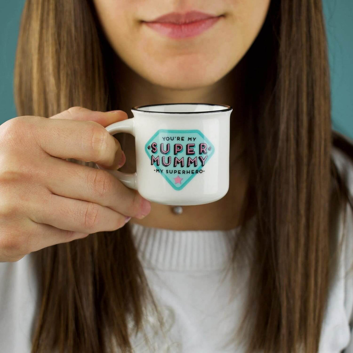 Dettaglio di una ragazza che tiene in mano la tazzina da espresso Legami da 50 ml Super Mummy